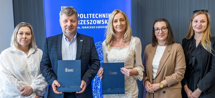 Od lewej: prof. PRz A. Sikora, rektor prof. P. Koszelnik, dr inż. B. Szafrańska, P. Multan, arch. D. Bober,