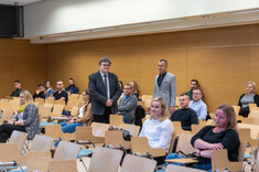 Dr A. Laska i prorektor ds. studenckich G. OStasz podczas pierwszych zajęć ze słuchaczami kierunku zarządzania bezpieczeństwem i higieną pracy,